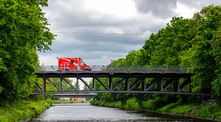 Emergency ambulance on an emergency trip © spuno
