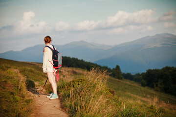 Dziewczyna z plecakiem wędruje popularnym górskim szlakiem po Połoninie Caryńskiej, Bieszczady, Polska