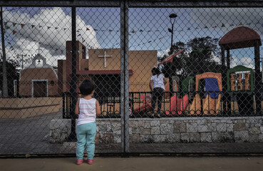 Ni&ntilde;os en el parque