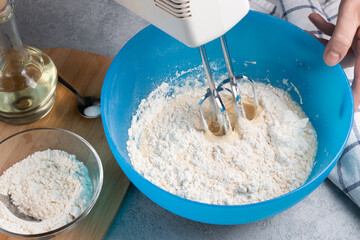 Kneading baking dough with an electric mixer