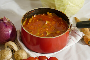 お鍋に野菜いっぱいのトマトスープ