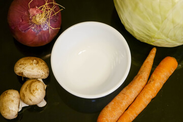 白いボウルとたくさんの野菜