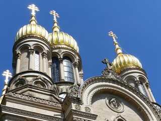 Goldene Kuppeln der Russisch-Orthodoxen Kirche mit blauem Himmel in Wiesbaden