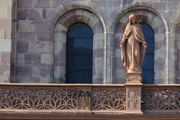 Figure of the Virgin Mary at the entrance to the Freiburg Cathedral, Muensterplatz cathedral square, Freiburg,, Germany