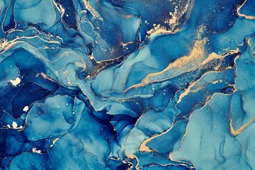 Natürliche luxuriöse abstrakte flüssige Kunstmalerei in Alkoholtintentechnik. Zarte und verträumte Tapete. Farbmischung, die transparente Wellen und goldene Strudel erzeugt. Für Poster, andere Drucksachen © CHREMOS