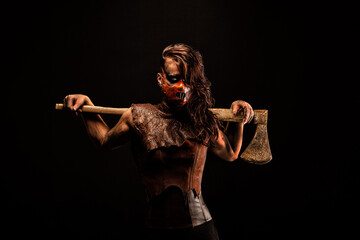 Murderous savage wearing a leather mask, armed with an ax that she carries on her shoulders