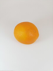 wyizolowany owoc pomarańczy na białym tle