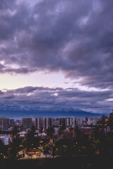Obraz premium Amazing purple clouds over Santiago city in the sunrise