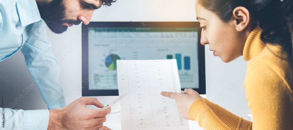 Aufkleber team workingin document with computer in office