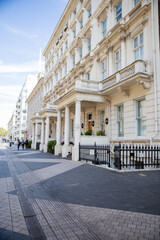 Fototapeta premium White British apartment with columns decorating the entrance