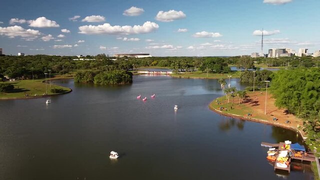 Voando sobre o lago com pequenos barcos, ilhas, e &aacute;rvores