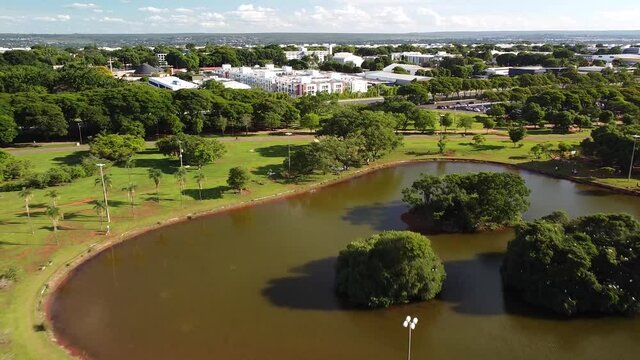Vista a&eacute;rea do lago e ilhas com &aacute;rvores
