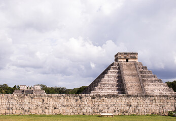 Fototapeta na wymiar The pyramid of Chichen Itzá 