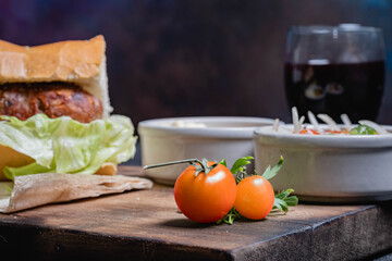 primer plano de choripan comida tipica y tradicional de argentina sandwich de pan con chorizo de cerdo con condimentos salsa criolla lechuga cebolla pimiento morron tomate mayonesa kechup y moztaza