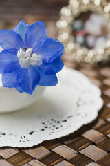 Obraz na płótnie Canvas テーブルに飾られた青い花