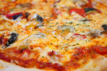 チーズをたっぷり載せた焼き立て熱々のピザ