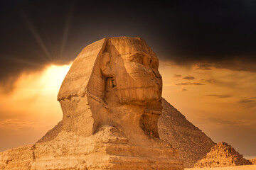 Fototapeta na wymiar Sphinx And Pyramids In Giza At Very Dramatic Sunset