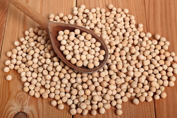 Whole yellow peas in wooden spoon