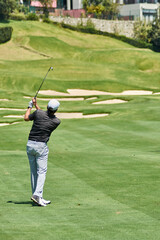 Golfista viendo la trayectoria de su tiro en el campo de golf