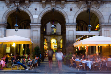 Fototapeta na wymiar Nightlife of popular lively Placa Reial in Barcelona, Spain