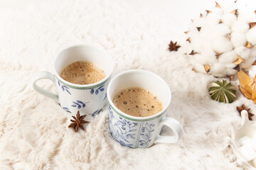 冬の日の部屋で飲むカフェラテのイメージ