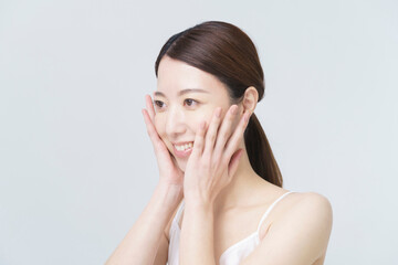 Fototapeta premium 美容イメージ・顔を触る女性