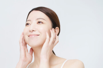 美容イメージ・顔を触る女性