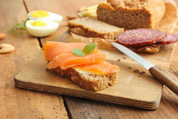 Ketogene Ernährung Keto Diät Brot mit Lachs Ketogenes Frühstück Essen 