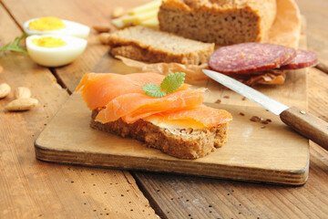 Ketogenes Frühstück Keto Diät Ketogenes Low Carb Ernährung Brot mit Räucherlachs