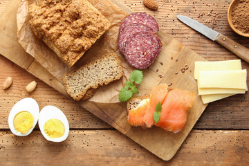 Ketogenes Frühstück Brot ohne Kohlehydrate mit Lachs Wurst Käse Ei Ketogene Ernährung Keto Diät