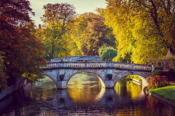 Fototapeta na wymiar Beautiful autumn scenery of water canal in city of Cambridge. UK