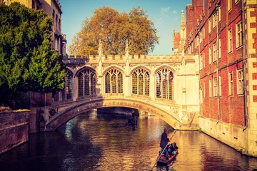 Stickers pour porte Pont des Soupirs Pont des soupirs en automne dans la ville de Cambridge. ROYAUME-UNI