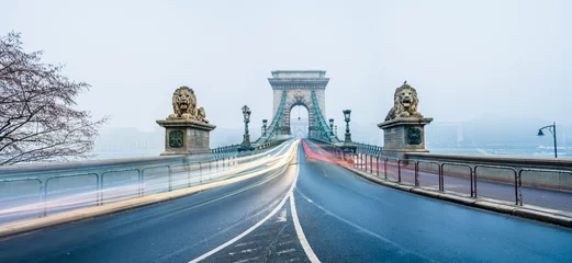 Photo sur Plexiglas Széchenyi lánchíd Chain bridge in Budapest with morning mist. Hungary 