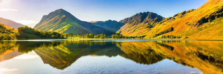 Fototapete Reflection Schönes Morgenpanorama des Buttermere-Sees im Lake District. England