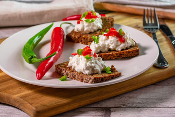 Vollkornbrot mit Hüttenkäse auf einen Teller