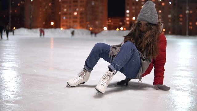 Beautiful woman fell while ice&nbsp;skating&nbsp;and hit her knee.