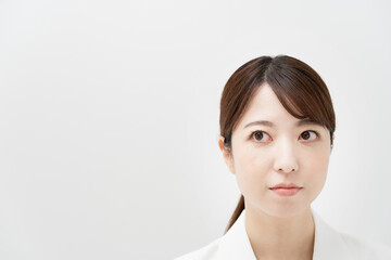 疑問を感じている表情のビジネスウーマン