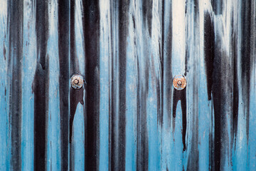 青く塗られた古い壁