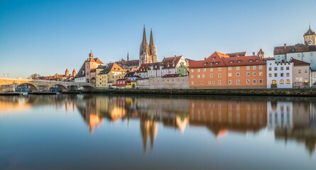 Berühmte Stadtansicht von Regensburg und Promenade mit steinerne Brücke dem Fluss Donau die...