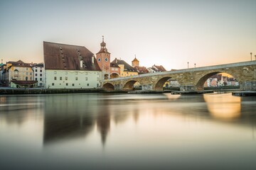 Berühmte Stadtansicht von Regensburg und Promenade mit steinerne Brücke dem Fluss Donau die historische Altstadt und der Dom Sankt Peter, Deutschland