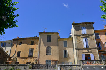 Fototapeta na wymiar Les vieilles maisons de Jouques (13490) sur ciel bleu, Bouches-du-Rhône en Provence-Alpes-Côte-d'Azur, France