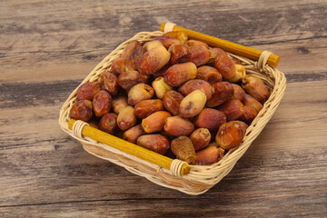 Obraz premium Sweet tasty dry dates in the basket