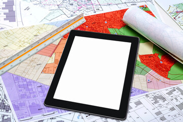Urbanisme - Aménagement du territoire - Cartes de plan local d'urbanisme et cadastre affiché sur une tablette numérique