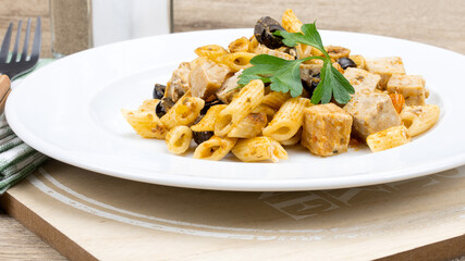 assiette de pâtes au thon et olives noires