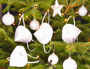 Mit FFP2-Maken und Kugeln geschmückter Weihnachtsbaum