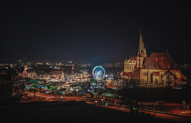 Obraz premium Weihnachtsmarkt und Dom in Erfurt
