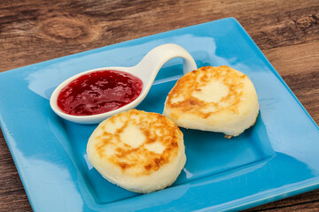 Cottage cheese pancakes with strawberry jam