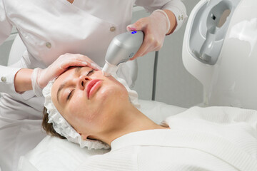 ultraformer lifting. Face Skin Care. Close-up Of Woman Getting Facial Hydro Microdermabrasion Peeling Treatment At Cosmetic Beauty Spa Clinic. Hydra Vacuum Cleaner. Exfoliation, Rejuvenation And