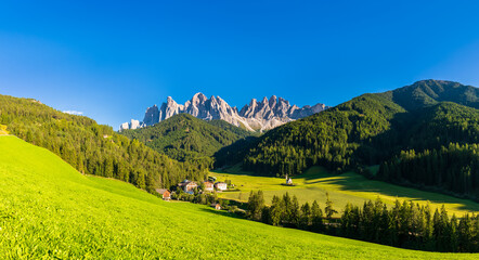 Obraz premium Scenic panorama of Santa Maddalena village and Geisler (Odle) Dolomites Mountain Peaks - Val Di Funes in South Tyrol, Italy