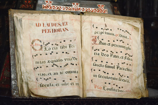 Antiguo libro c&oacute;dice escrito en latin con partitura musical de canto gregoriano, Ad laudes, et per horas. En la catedral de Astorga, Espa&ntilde;a